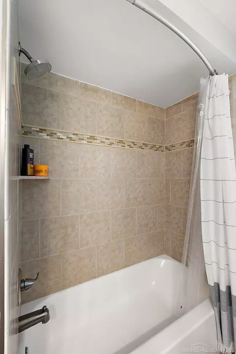 Bath - 939 Ballantyne, Grosse Pointe Shores, MI 48236 photo 4 of 4