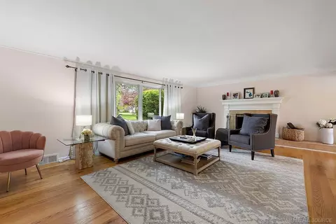 Living - 939 Ballantyne, Grosse Pointe Shores, MI 48236 photo 2 of 5