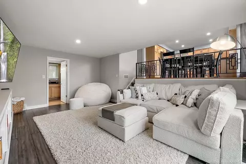 Living - 939 Ballantyne, Grosse Pointe Shores, MI 48236 photo 4 of 5