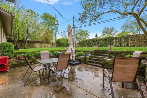 Exterior - 939 Ballantyne, Grosse Pointe Shores, MI 48236 photo 3 of 7