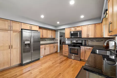 Kitchen - 939 Ballantyne, Grosse Pointe Shores, MI 48236 photo 2 of 3