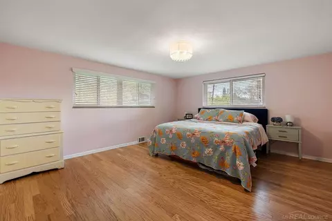 Bedroom - 939 Ballantyne, Grosse Pointe Shores, MI 48236 photo 2 of 2