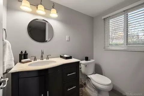 Bath - 939 Ballantyne, Grosse Pointe Shores, MI 48236 photo 1 of 4