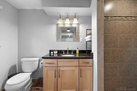 Bath - 939 Ballantyne, Grosse Pointe Shores, MI 48236 photo 2 of 4