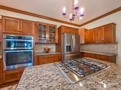 979 Tottenham, Monroe, MI 48161 photo 3