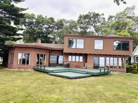 89 Bay Shr, Bay City, MI 48706