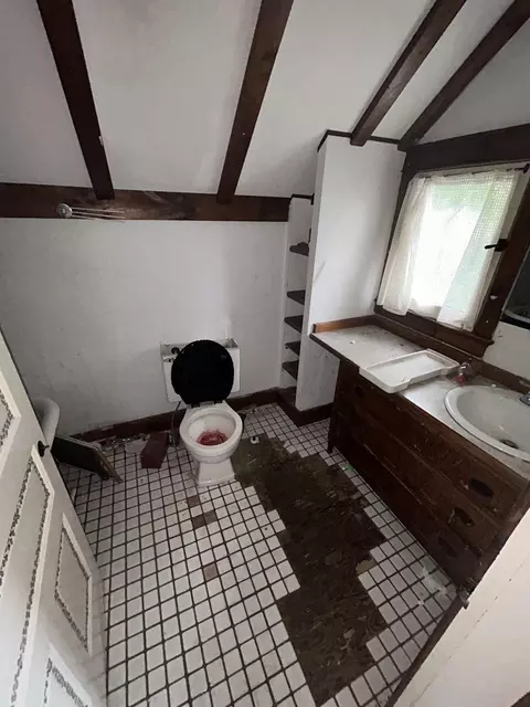 Bath - 715 Avon, Flint, MI 48503 photo 1 of 1