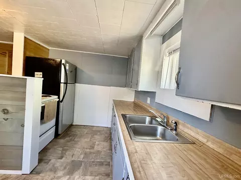 Kitchen - 518 Lynn, Munising, MI 49862 photo 1 of 4