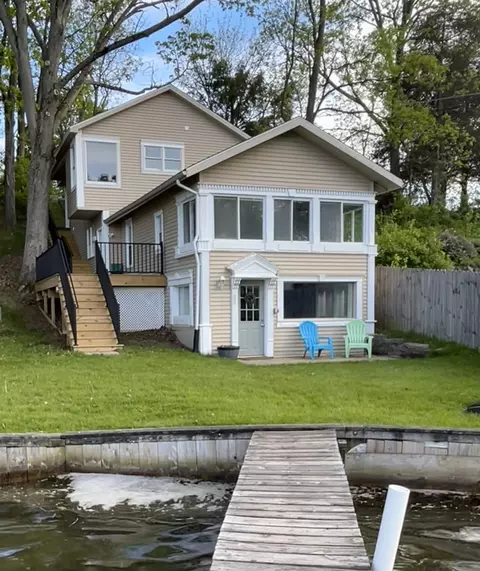 6599 Close Dr, Fenton, MI 48430