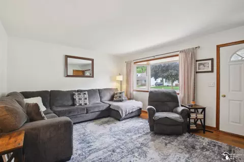 Living - 817 Lavender, Monroe, MI 48162 photo 1 of 2