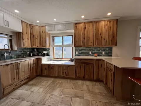1106 11th, Escanaba, MI 49829 photo 3