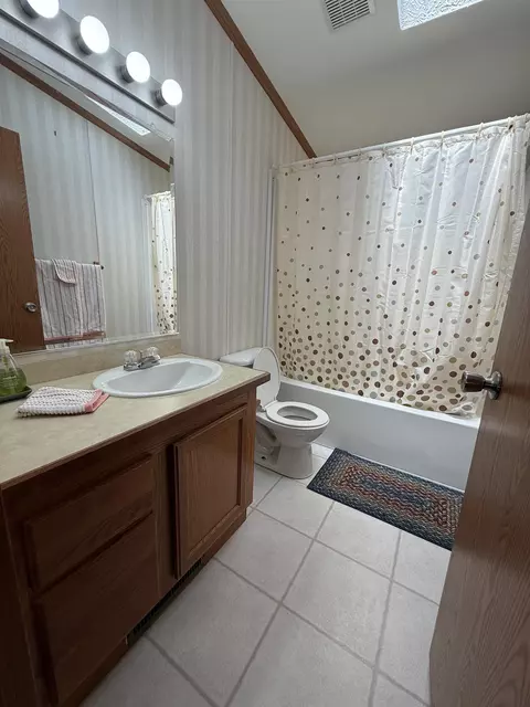 Bath - 631 Rivers Ter, Gladwin, MI 48624 photo 1 of 2