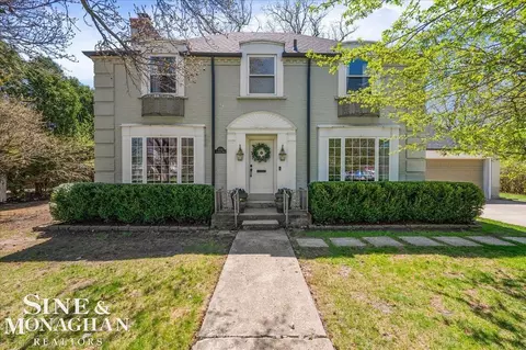1213 Lochmoor, Grosse Pointe Woods, MI 48236
