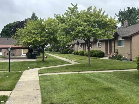 8401 18 Mile #154, Sterling Heights, MI 48313