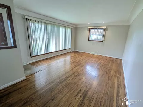 Living - 555 Bellestri, Monroe, MI 48161 photo 2 of 2