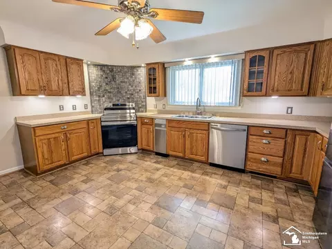 Kitchen - 555 Bellestri, Monroe, MI 48161 photo 1 of 3