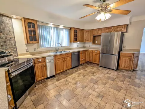 Kitchen - 555 Bellestri, Monroe, MI 48161 photo 2 of 3