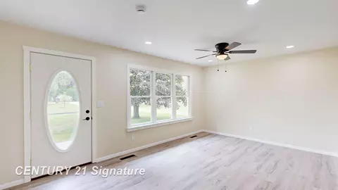 Living - 7385 Gillette, Flushing, MI 48433 photo 1 of 4