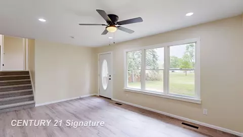 Living - 7385 Gillette, Flushing, MI 48433 photo 2 of 4