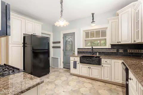 Kitchen - 1121 Buckingham, Grosse Pointe, MI 48230 photo 2 of 4