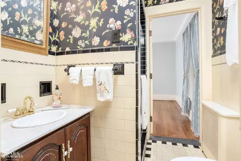 Bath - 1121 Buckingham, Grosse Pointe, MI 48230 photo 4 of 6