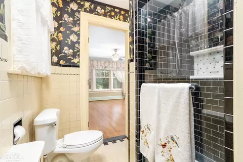 Bath - 1121 Buckingham, Grosse Pointe, MI 48230 photo 3 of 6