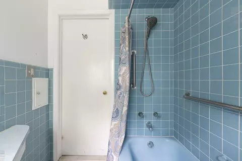Bath - 1433 Harvard, Grosse Pointe, MI 48230 photo 2 of 4