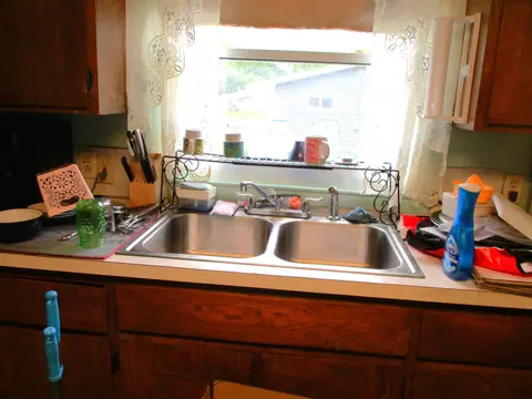 Kitchen - 312 Leland, Flushing, MI 48433 photo 2 of 3