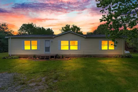 2100 Rowe, Applegate, MI 48401