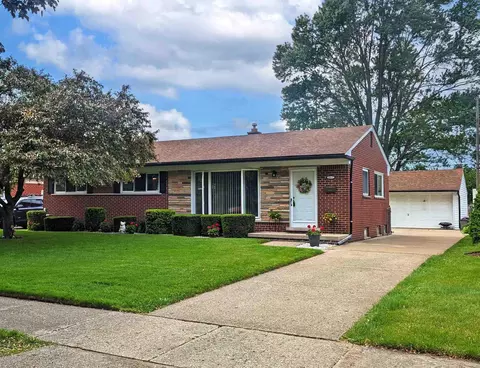 8815 Birkhill Dr, Sterling Heights, MI 48314