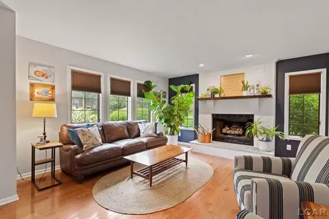 Living - 431 Meadowbrook, Adrian, MI 49221 photo 6 of 8