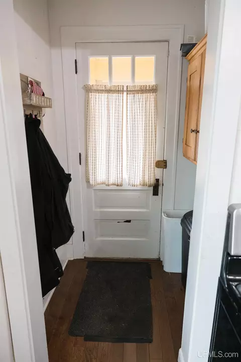 Entry Way - 1302 N 3rd, Ishpeming, MI 49849 photo 13 of 17
