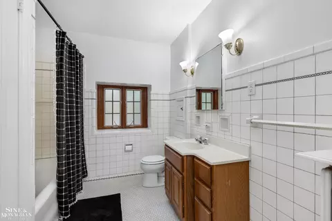 Bath - 1264 Bedford, Grosse Pointe Park, MI 48230 photo 3 of 6