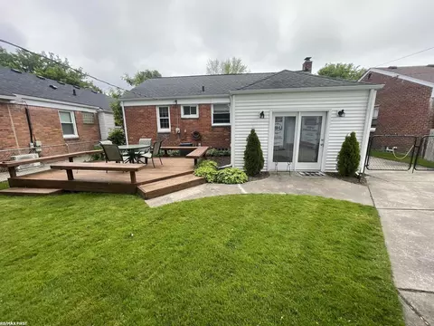 Exterior - 2029 Manchester, Grosse Pointe Woods, MI 48236 photo 6 of 7