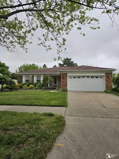 22149 S Chipmunk Trl, Woodhaven, MI 48183