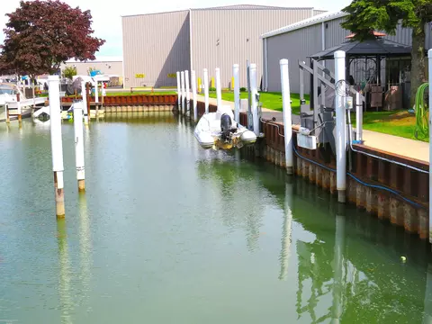 41700 Conger Bay J-216, Harrison Township, MI 48045