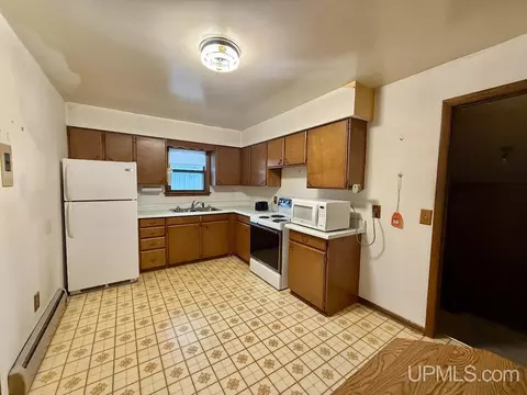 Kitchen - 513 N 19th, Escanaba, MI 49829 photo 1 of 2