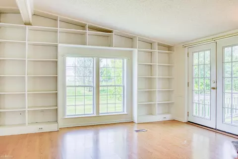 Living - 3490 Luce, Flushing, MI 48433 photo 4 of 10