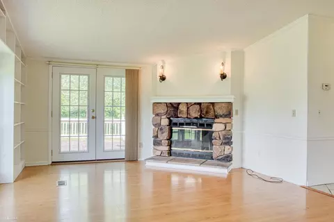 Living - 3490 Luce, Flushing, MI 48433 photo 2 of 10
