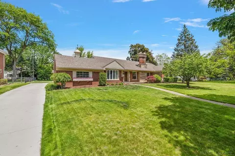 918 Lochmoor, Grosse Pointe Woods, MI 48236