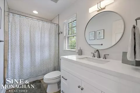 Bath - 549 Rivard, Grosse Pointe, MI 48230 photo 6 of 8