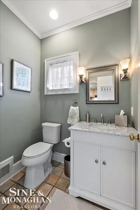 Bath - 549 Rivard, Grosse Pointe, MI 48230 photo 2 of 8
