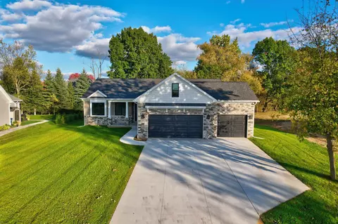 16445 Sleepy Holw, Fenton, MI 48430