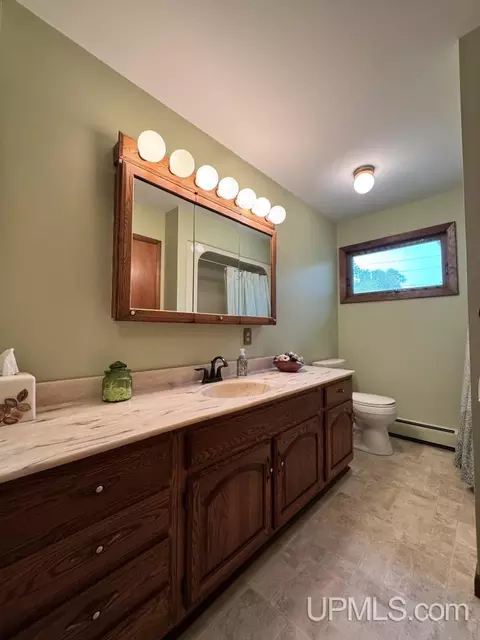 Bath - 622 E Kemp, L'anse, MI 49946 photo 2 of 5