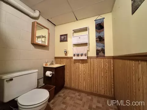 Bath - 622 E Kemp, L'anse, MI 49946 photo 4 of 5