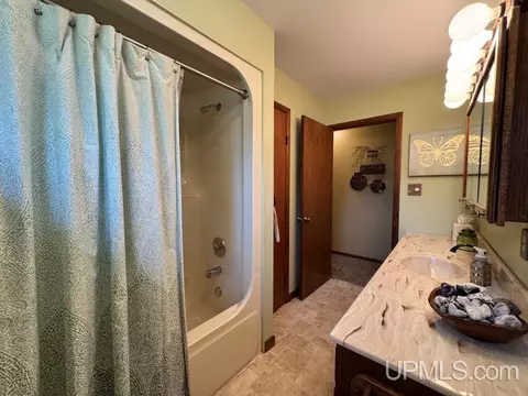 Bath - 622 E Kemp, L'anse, MI 49946 photo 3 of 5