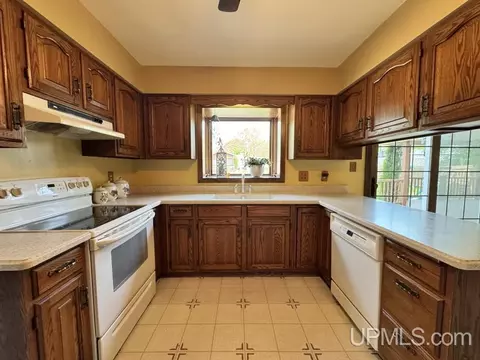 Kitchen - 622 E Kemp, L'anse, MI 49946 photo 1 of 5
