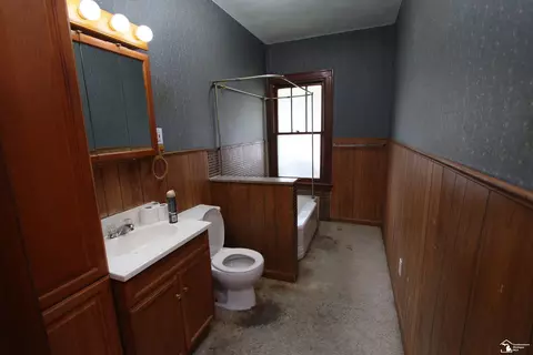 Bath - 624 Waterloo, Monroe, MI 48161 photo 1 of 2