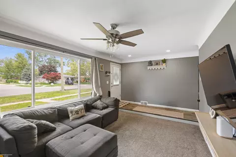 Living - 13040 Common, Warren, MI 48088 photo 2 of 2
