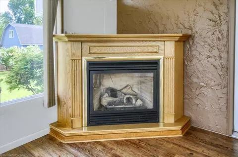 Living - 5379 N Irish, Davison, MI 48423 photo 7 of 10